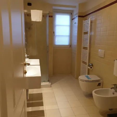 La Luna Nel Porto Stresa